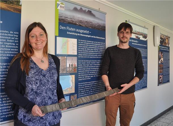 Die Geologin Kira Raith und der Archäologe Thorsten Michael Becker mit einem Bohrkern aus einer Butjenter Wurt. Der Bohrkern lagert im Institut für Küstenforschung in Wilhelmshaven.