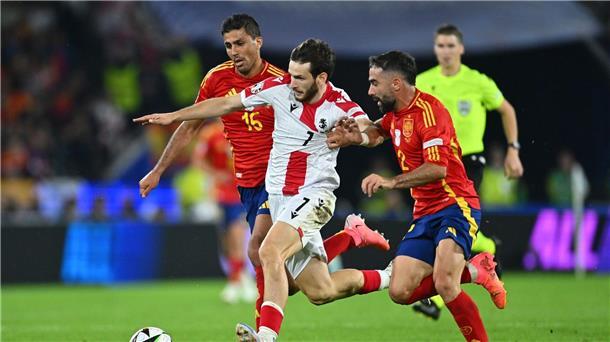 Spaniens „wunderbare Mannschaft“ fordert DFB-Elf Die Georgier um Chwischa Kwaratschelia (M.) wehrten sich tapfer.