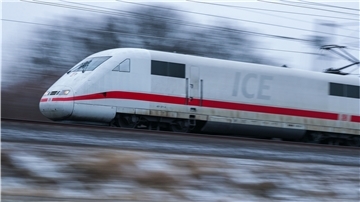 Fahrender ICE-Zug.