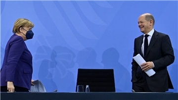 Die geschäftsführende Bundeskanzlerin Angela Merkel (CDU) und Olaf Scholz (SPD), SPD-Kanzlerkandidat und Bundesminister der Finanzen, geben nach der Ministerpräsidentenkonferenz zur Corona Pandemie im Bundeskanzleramt mit Scholz und Merkel eine Pressekonferenz.