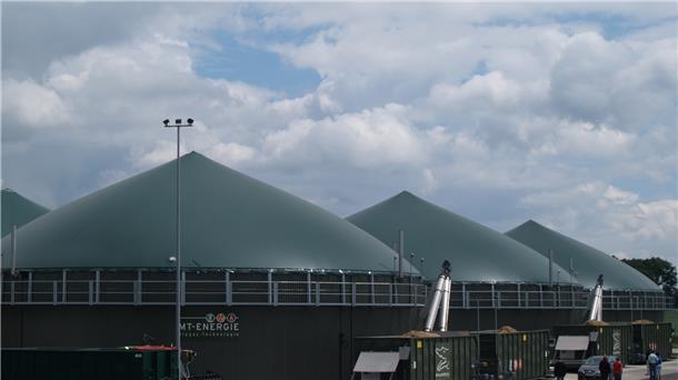 Die Geschäftsführer der Agrogas-Biogasanlage in Malstedt warnen vor den massiven Folgen im derzeitigen Konzept zur Strompreisbremse. Sollte die Übergewinnabschöpfung wie geplant durchgezogen werden, sehen sie viele Biogasanlagen vor dem Aus.