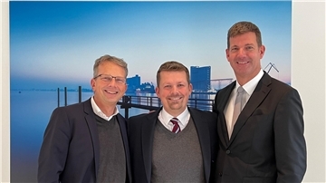 Die Geschäftsführer von NPorts, Holger Banik (links) und Volker Weiß (rechts), sind sicher, dass Christian Helten die neue Aufgabe gut meistern wird.