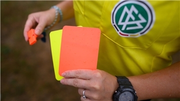 Die Gewalt gegen Schiedsrichter hat auch im Land Bremen in den vergangenen Jahren zugenommen. Der Bremer Fußball-Verband sucht gemeinsam mit den Vereinen nach Lösungen.