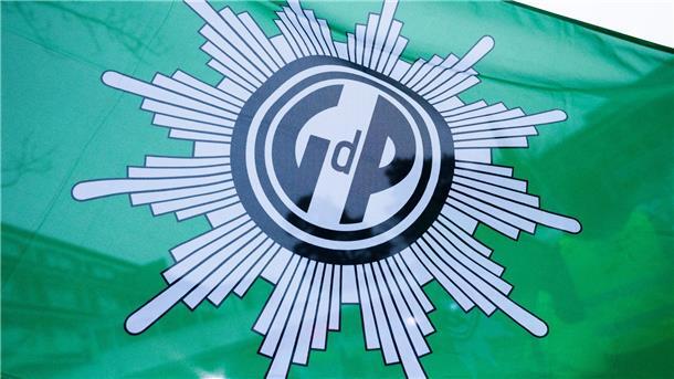 GdP: Wenig Asylsuchende an den Grenzen - Schleuser warten ab Die Gewerkschaft der Polizei (GdP) sagt, ohne mehr Personal seien die Grenzkontrollen auf dem aktuellen Niveau nicht lange durchzuhalten. (Symbolbild)