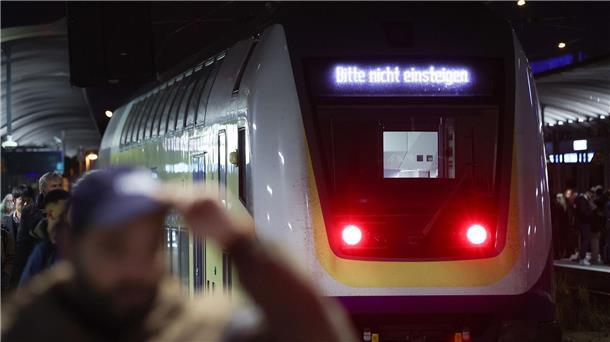 Warnstreik auf der Schiene - Notfahrplan der Bahn angelaufen Die Gewerkschaft Deutscher Lokomotivführer (GDL) streikt.