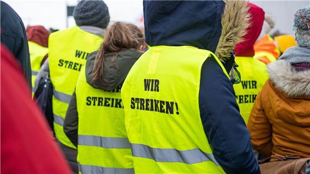 Die Gewerkschaft Gewerkschaft Nahrung-Genuss-Gaststätten (NGG) bei einem Mitarbeiter-Warnstreik der Restaurantkette „Nordsee" im Fischereihafen.