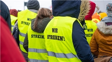 Die Gewerkschaft Gewerkschaft Nahrung-Genuss-Gaststätten (NGG) bei einem Mitarbeiter-Warnstreik der Restaurantkette „Nordsee" im Fischereihafen.