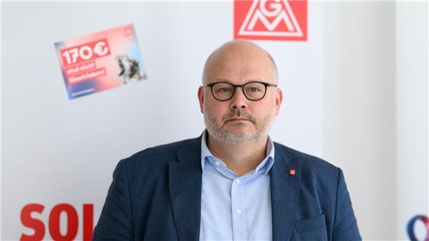Aufruf zu Warnstreiks in Metall- und Elektroindustrie Die Gewerkschaft IG Metall Küste ruft zu Warnstreiks auf. Auf dem Bild ist Bezirksleiter Daniel Friedrich zu sehen. (Archivbild)