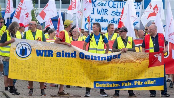 Dutzende Oettinger-Beschäftigte demonstrieren Die Gewerkschaft Nahrung-Genuss-Gaststätten (NGG) hatte zur Demonstration aufgerufen.