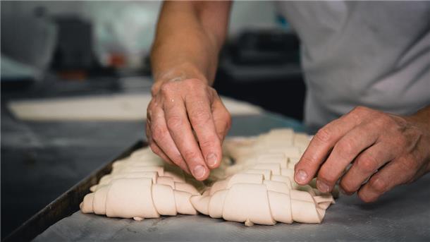 Die Gewerkschaft NGG will die Ausbildung rund um Backofen und Verkaufstheke in Bäckereien vor allem auch finanziell attraktiver machen.