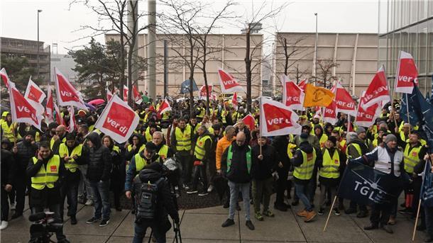 Verdi wertet Warnstreik bei Lufthansa als großen Erfolg Die Gewerkschaft Verdi hat das Bodenpersonal der Lufthansa zu einem ganztägigen Warnstreik aufgerufen.