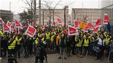 Die Gewerkschaft Verdi hat das Bodenpersonal der Lufthansa zu einem ganztägigen Warnstreik aufgerufen.