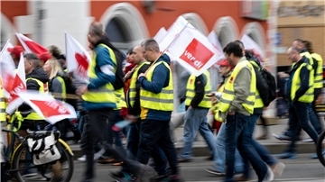 Die Gewerkschaften Verdi und EVG rufen für Montag zum bundesweiten Warnstreik auf.