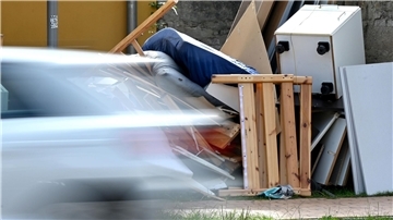 Das Foto zeigt Sperrmüll am Straßenrand.