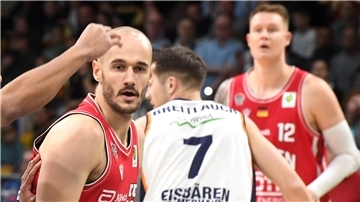 Die Gießener Simon Krajcovic (links) und Robin Benzing (rechts) kämpfen mit den Eisbären um Kapitän Adrian Breitlauch (Mitte) um das Heimrecht in den Playoffs.