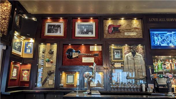 Die Gitarren von Eric Clapton (oben rechts) und Pete Townshend (M) waren die ersten im Hard Rock Cafe London. Sie hängen noch immer.