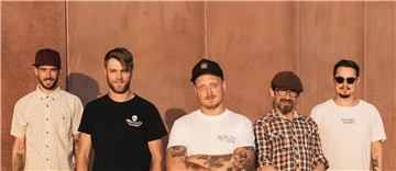 Die Gitarristen Nico Maletzki und Maurice Deuning, Bassist Thorsten Stelling, Drummer Jonathan Stelljes und Sänger Nico Segelken gründeten 2018 die Band Espinosa.