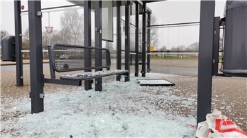 Die Glasscheiben von 36 Bushaltestellen im Nordenhamer Stadtgebiet wurden in der Nacht zum 9. Februar zerstört. Unser Bild zeigt die Bushaltestelle am Blexer Fähranleger. Die Scherben sind unmittelbar nach den Taten aufgefegt worden. Doch neue Scheiben sind immer noch nicht eingesetzt worden.