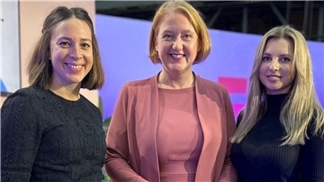 Die Gleichstellungsbeauftragten Maren Ozanna (links, Landkreis Wesermarsch) und Darja Petrosjan (rechts, Stadt Delmenhorst) nahmen ebenso am „Female Future Force Day“ in Berlin teil wie Bundesfamilienministerin Lisa Paus (Mitte).