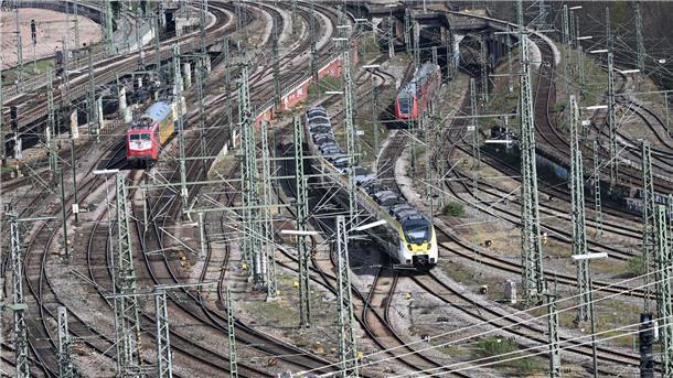 Bahn verspricht mehr Verlässlichkeit Die Gleisfläche des milliardenschweren Bahnprojekts Stuttgart 21, bei der der Stuttgarter Hauptbahnhof unter die Erde verlegt werden soll.