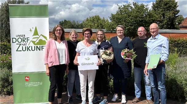 Die Glinstedter Delegation freut sich über die Siegerurkunde, die von der Landesbeauftragten Karin Beckmann übergeben wurde.