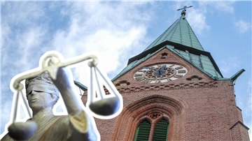 Kirchturm mit Justitia