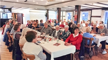 Die Gnarrenburger Landfrauen verbringen unbeschwerte Stunden im Kuhstedter Gasthof Ahrens. 110 Frauen folgten der Einladung zur stimmungsvollen Weihnachtsfeier.