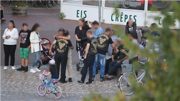 Die "Golden Brothers" 2016 auf dem Kaemmererplatz. Vier mutmaßliche Mitglieder der Bande mussten sich drei Jahre später vor der 2. Großen Strafkammer des Landgerichts Stade verantworten. Der Hauptbeschuldigte soll mit Drogen-Deals über 300.000 Euro Gewinn erzielt haben.
