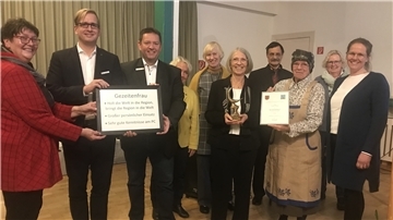 Die Goldene Krabbe ging in diesem Jahr an Renate Knauel (6. von links). Dazu gratulierten: Martina Geberzahn (von links), Stephan Siefken, Axel Linneweber, Ursel Löffler, Ursel Koop, Stefan Moosdorf, Annegret Martens, Ina Korter und Friederike Ehn