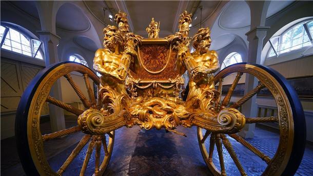 Royaler Reichtum: Von Schwänen, Briefmarken und Milliarden Die goldene Staatskutsche steht in den Royal Mews (Stallungen) im Buckingham Palace.