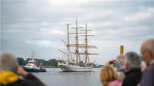 Ein Schlepper zieht die "Gorch Fock"