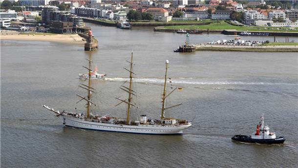 Die „Gorch Fock“ vor der Einfahrt zur Geeste in Bremerhaven. 