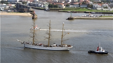 Die „Gorch Fock“ vor der Einfahrt zur Geeste in Bremerhaven. 