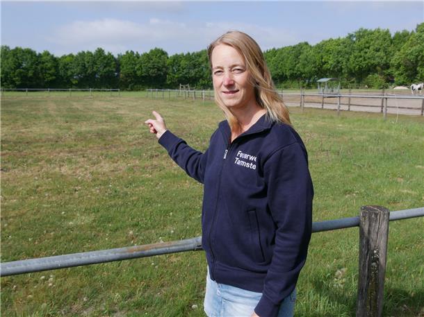 Die Grasflächen sind zur Zeit staubtrocken und können eine große Gefahr für Flächenbrände sein, so Tarmstedts Ortsbrandmeisterin Marina Michaelis