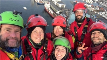 Die Greenpeace-Aktivisten haben auf dem 125 Meter hohen Fackelbaum der Plattform ein Foto gemacht.