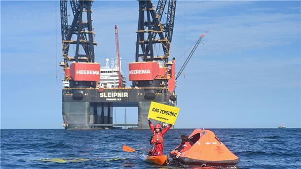 Die Greenpeace-Mitglieder wollten den Baubeginn des Energieprojektes stören.