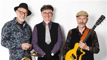 Drei Männer mit Instrumenten. Die Greyhounds Washboard Band gastiert in der Konzertmuschel in Tossens.