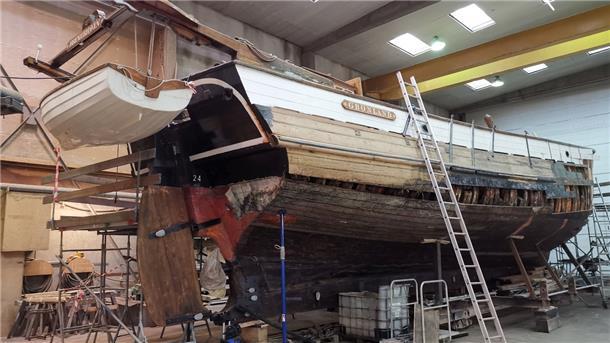 Die „Grönland“ befindet sich in einer Halle der dänischen Werft Hvide Sande Shipyard. Die Sanierung wird teurer als erwartet. Der Förderverein des Deutschen Schifffahrtsmuseums will selbst nachlegen, wird es aber nicht allein schaffen.