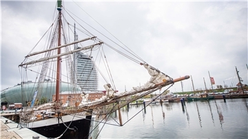 Die „Grönland“ liegt heute in Bremerhaven. 1864 segelte Kapitän Koldewey mit ihr in Richtung Nordpol - das ist nur eine der Heldengeschichten, die im Ankerherz-Verlag erschienen ist.