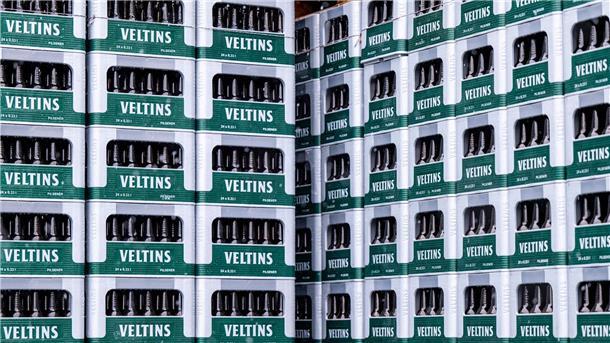 Am Bier wird gespart - Brauer und Gastro unter Druck Die Großbrauerei Veltins steigert ihren Absatz entgegen dem schrumpfenden Branchentrend. (Archivbild)