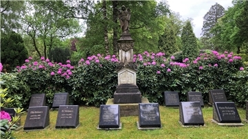 Die große Grabstätte der Familie Rickmers auf dem Wulsdorfer Friedhof. Mehrere Generationen der berühmten Werftbesitzer- und Reeder-Familie sind hier bestattet.
