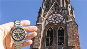 Die Uhr am Turm der Großen Kirche in Bremerhaven läuft falsch. 