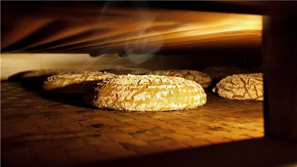 Ein Brot in einem Backofen.