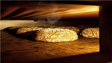 Ein Brot in einem Backofen.