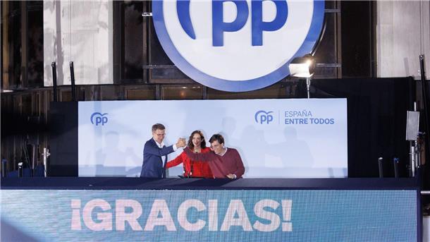 Nach Linken-Debakel - Sánchez zieht Parlamentswahl vor Die großen Gewinner: der PP-Vorsitzende Alberto Núñez Feijóo (l-r), Regionalpräsidentin Isabel Díaz Ayuso und Madrids Bürgermeister José Luis Martínez-Almeida.