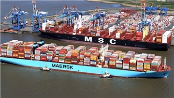 Die großen MSC-Schiffe wie die „MSC Isabella“ fahren künftig nur noch bis ins Mittelmeer. Das Foto entstand im April beim Erstanlauf des Schiffes in Bremerhaven zusammen mit der „Mayview Maersk“ .