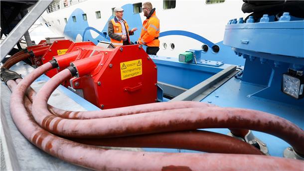 Die großen Schiffe sollen künftig im Hafen ihre rußenden Motoren abstellen und sauberen Ökostrom aus der Steckdose beziehen. Allein in Bremerhaven sollen dafür acht Landstromanlagen gebaut werden. Foto: Charisius/dpa