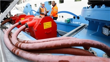 Die großen Schiffe sollen künftig im Hafen ihre rußenden Motoren abstellen und sauberen Ökostrom aus der Steckdose beziehen. Allein in Bremerhaven sollen dafür acht Landstromanlagen gebaut werden. Foto: Charisius/dpa