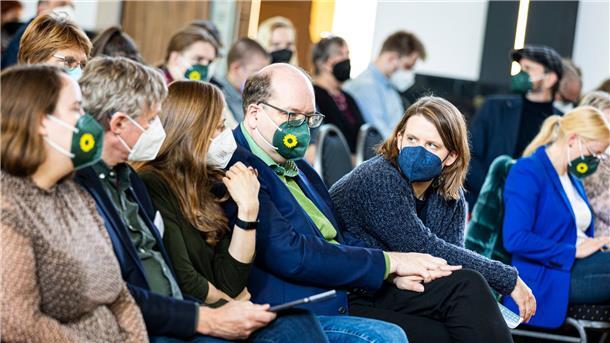 Die Grünen-Bundesvorsitzende Ricarda Lang (l) mit den Spitzen der Landespartei in Hannover.