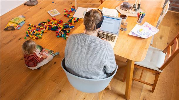 Grüne fordern Recht auf Homeoffice - besonders für Frauen Die Grünen fordern das Recht auf Homeoffice. Um Famile und Beruf unter einen Hut zu bringen, sei das gerade für Frauen wichtig. (Archivbild)